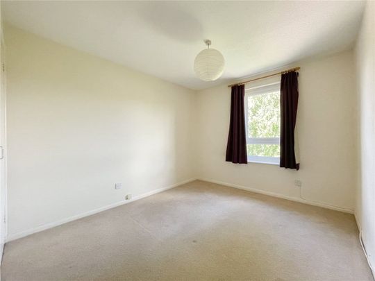 Well presented top floor 1 bedroom apartment to rent in Cambridge with local amenities close by & excellent access to City centre, Addenbrookes Hospital & Railway Station. Off street parking. Unfurnished. - Photo 1