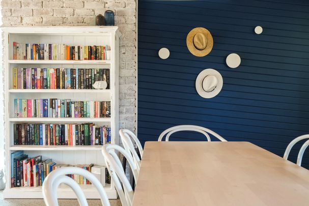 Gorgeous light-filled beach house, only 450m from the beach - Photo 1