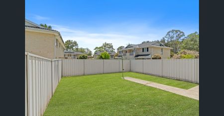Large Three bedroom Home with air conditioning in selective school zone - Photo 5