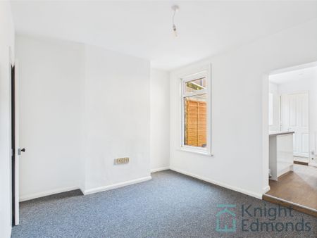 3 bed mid-terraced house to rent in Glanville Road, Gillingham, ME7 - Photo 2