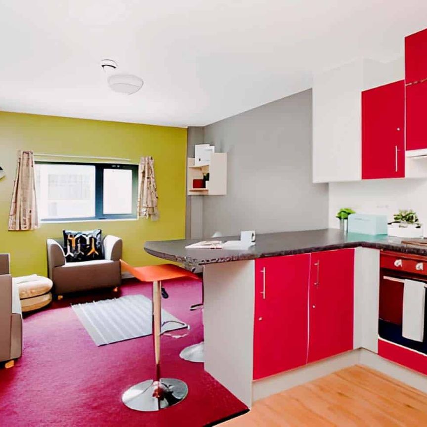 Large High Double Ensuite: Three Bed Flat - Photo 1