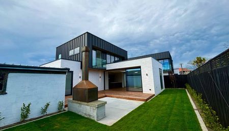 One year old Executive home - Photo 5