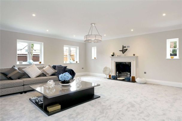 An truly outstanding new build detached home situated on one of the best roads in Beaconsfield. - Photo 1