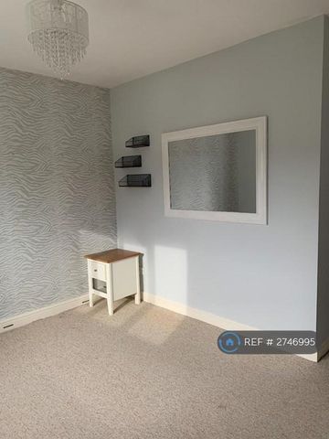 3 bedroom flat to rent - Photo 4