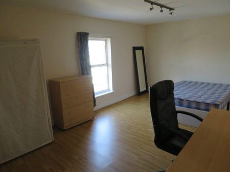 3 bedroom flat to rent - Photo 2