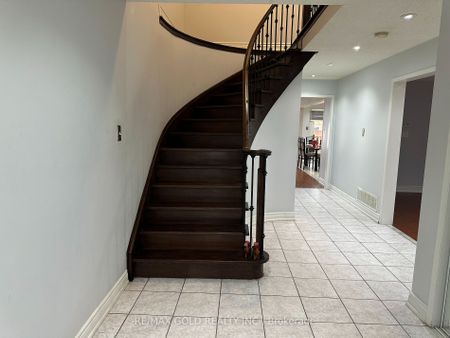 Detached Home For Lease | W8117284 - Photo 5