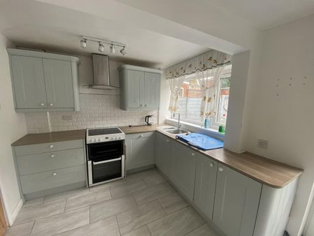 3 bedroom semi-detached house to rent - Photo 5