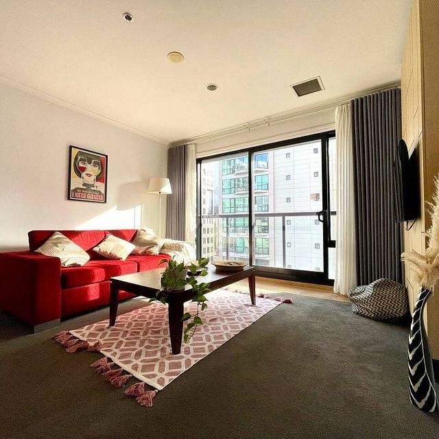 Central Apartment with Carpark, Pool & Gym - Photo 1