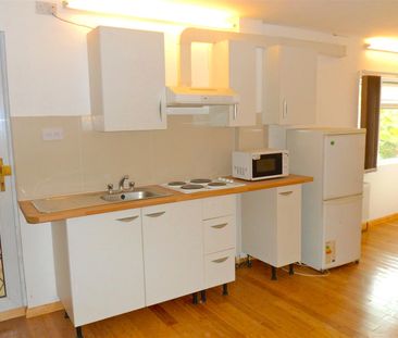 Longford Gardens, Hayes, Middlesex - Photo 4