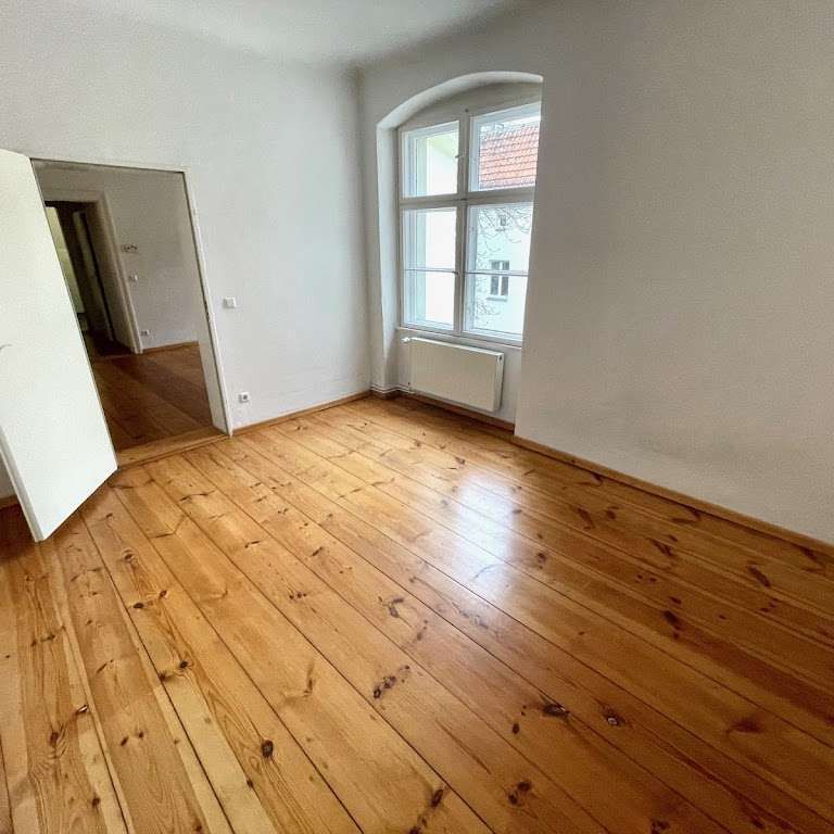 Renovierungsbed&uuml;rftige 2 Zimmer Wohnung zum 01.12.2024! - Photo 1