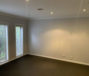 Fresh paint and carpet - Large Five Bedroom Home - Photo 4