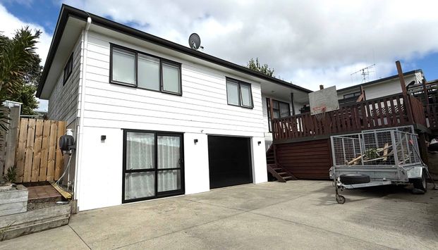 Spacious 3 Bedroom Family Home with Elevated Views Over Waipuna Park - Photo 1