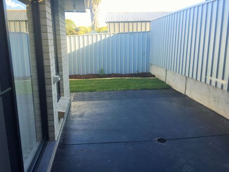 Modern Home with Shed &excl; - Photo 5