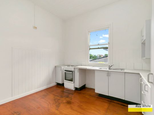 Large Bedrooms, Great Location, Freshly Painted! - Photo 1