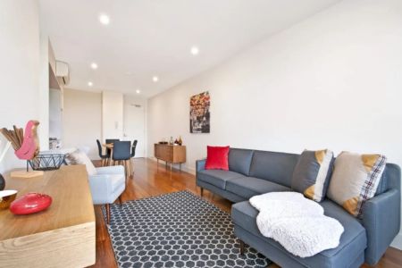 MODERN TWO BEDROOM APARTMENT IN FANTASTIC LOCATION! - Photo 5