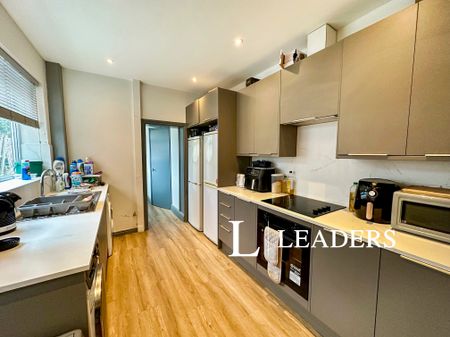 1 bedroom mid-terrace to rent West Parade - Photo 2