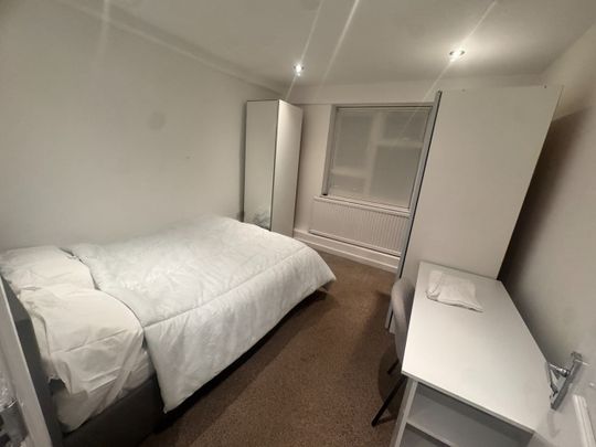 3 Bed Flat, St. John's Court, N4 - Photo 1