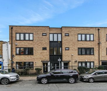 3 Bed flat with excelent transport links Room A - Photo 2