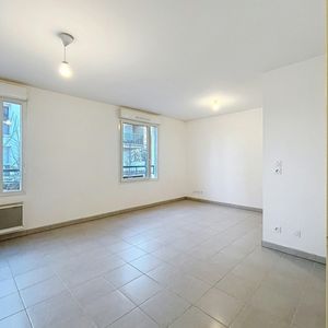 Vénissieux : Spacieux studio avec kitchenette et garage - Photo 2