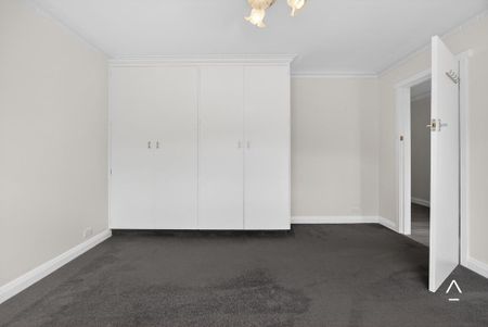 Peaceful Family Living with Space, Convenience & a large garage in St Leonards - Photo 2