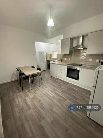 1 bedroom in a flat share to rent - Photo 3
