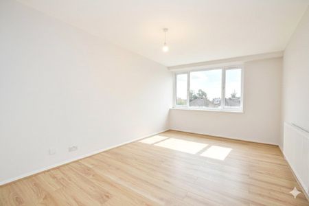 Pettits Lane North, Romford, RM1 - Photo 3