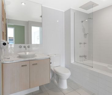 FULLY FURNISHED 1 BEDROOM APARTMENT- LOCATED CLOSE TO BOND UNI IN V... - Photo 3