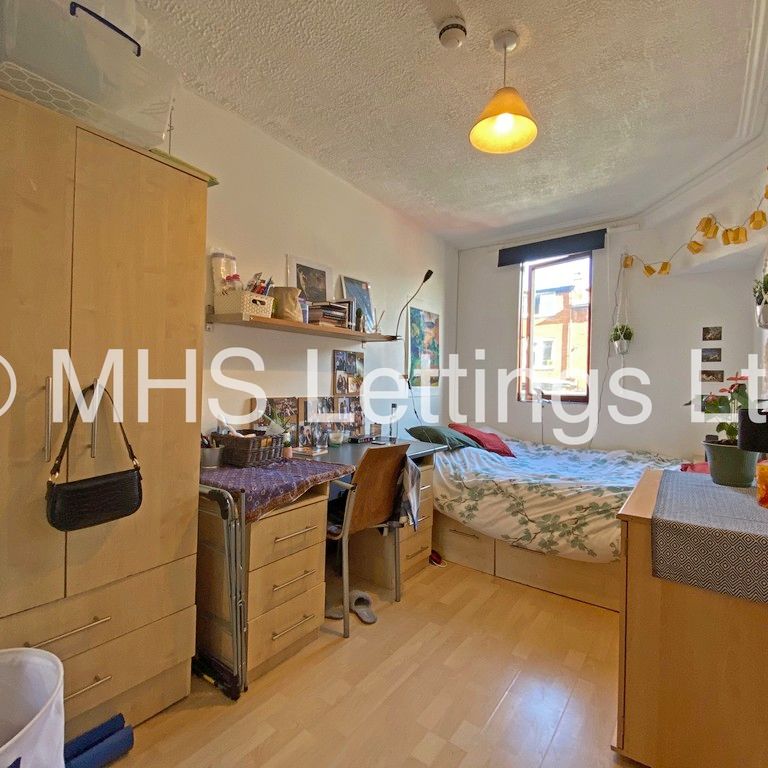 8 Bedroom Mid Terraced House for rent in Manor Drive - Photo 1