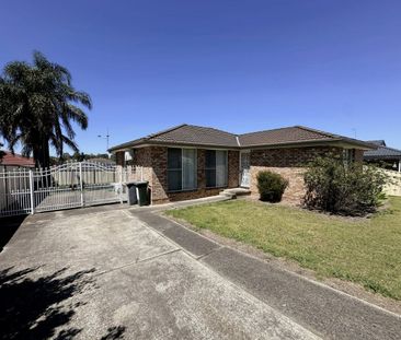 Comfortable 3 Bedroom Home with a Spacious Backyard! - Photo 3