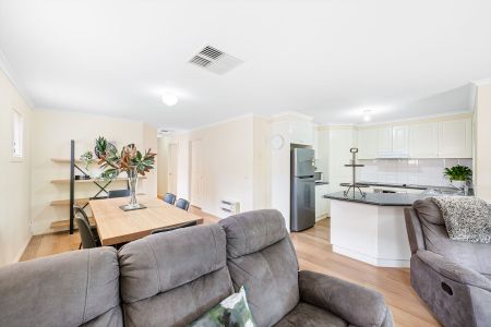 Charming 3 Bedroom Townhouse - Photo 4