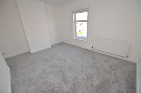 3 Bedroom Terraced House - Photo 2