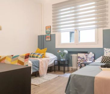 Room for rent in 9-bedroom apartment in Gran Vía - Photo 3