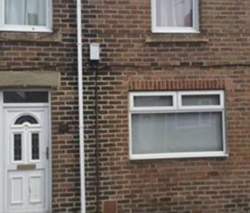 3 bedroom end of terrace house to rent - Photo 2