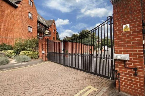 Boleyn Court, Buckhurst Hill, IG9 - Photo 1