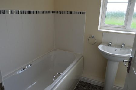 3 bedroom end of terrace house to rent - Photo 3