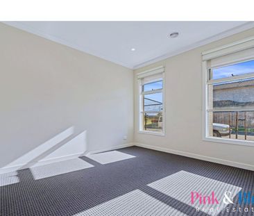 Family Home for Rent Close to Rockbank Train Station ! - Photo 2