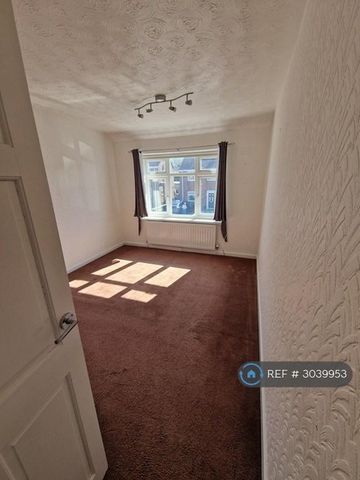 2 bedroom semi-detached house to rent - Photo 4