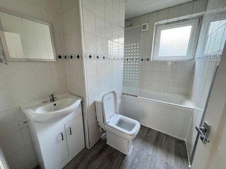 4 bedroom flat to rent - Photo 4