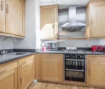 2 bedroom mews to rent - Photo 2