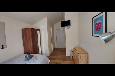 Studio Flat, High Road, NW10 - Photo 3