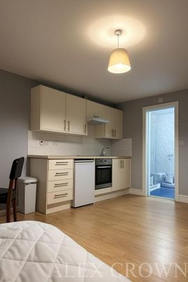 Studio to rent - Photo 1