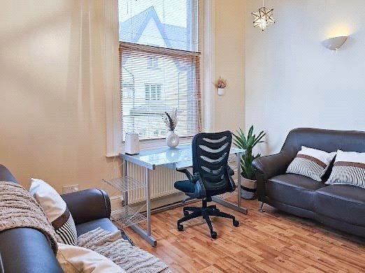 3 bedroom flat to rent - Photo 1