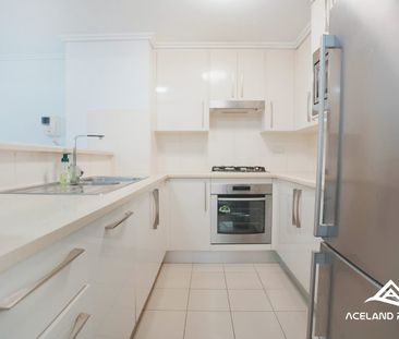 Fully Furnished Split Level 2 Bed - Photo 1