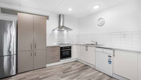 Large 4 Bedroom Apartment – Close to Ara and Central City with Off-Street Parking - Photo 3