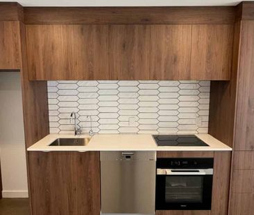 Spacious 3-Bedroom Townhouse - Photo 4