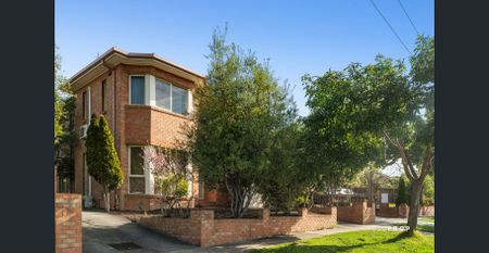 Light-Filled Townhouse with Wrap-Around Courtyard - Photo 2