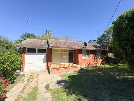 “Three bedroom Family Home” - Photo 2