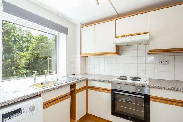 Kestrel Court, SG12 - Photo 1