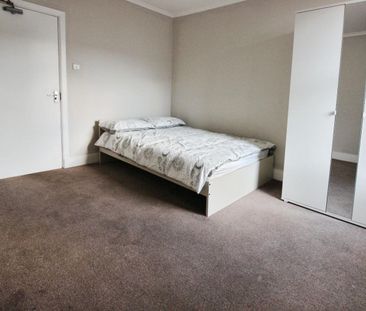 1 bedroom Flat To Let - Photo 4