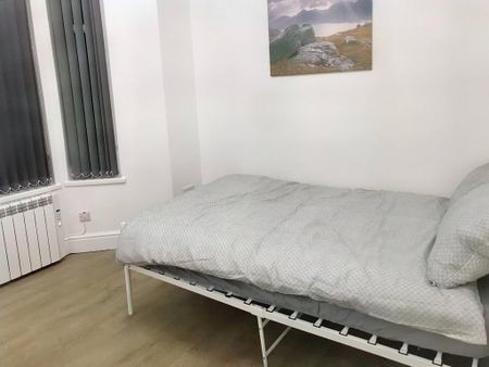 2 bedroom flat to rent - Photo 2